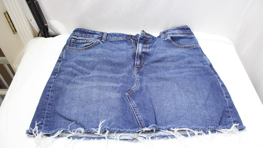 Banana Republic Denim Mini Skirt Womens Large Blue Jean Frayed Raw Hem Medium Wa